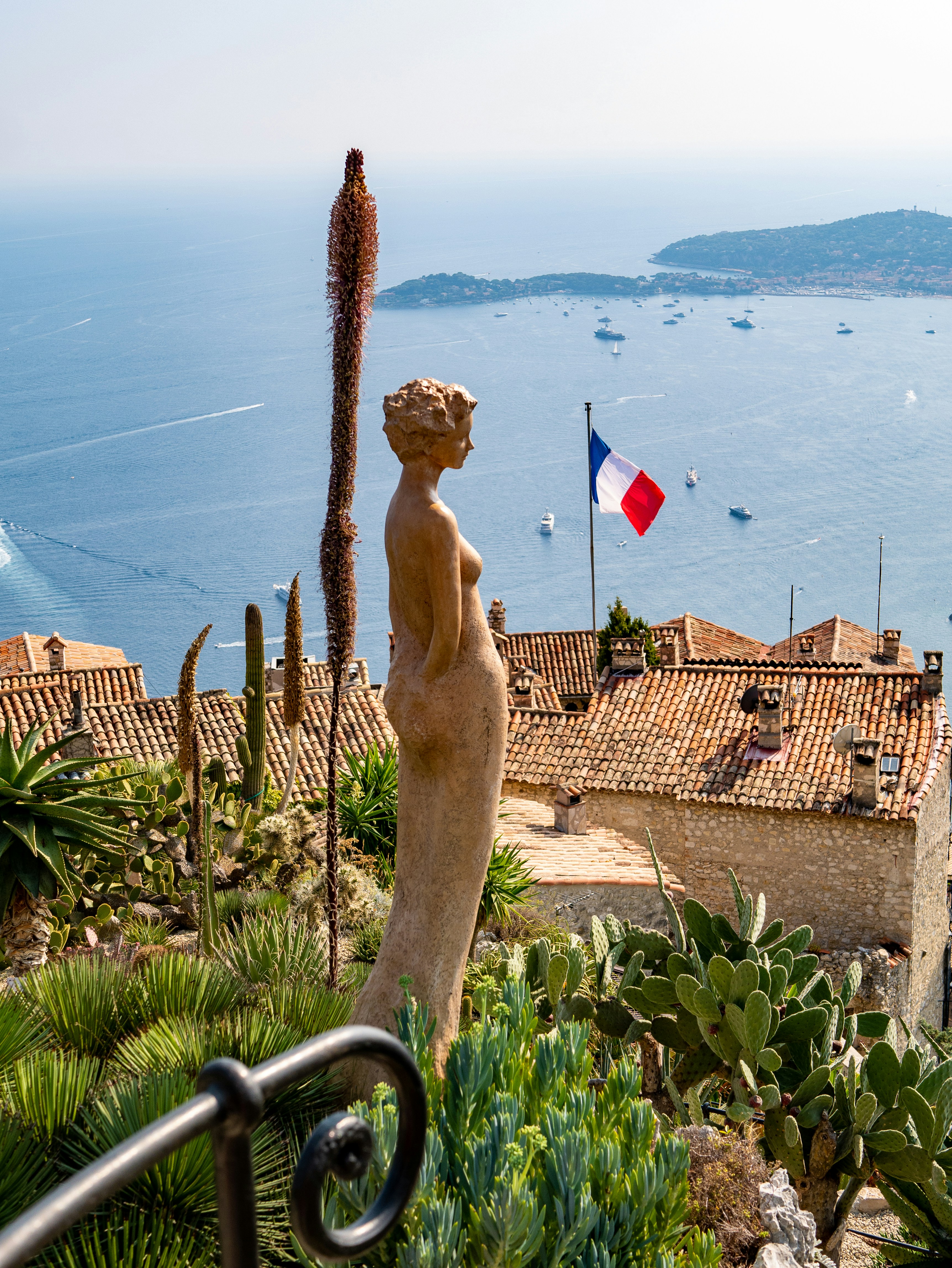 Vue sur Èze et la Méditerranée depuis les hauteurs des Alpes-Maritimes